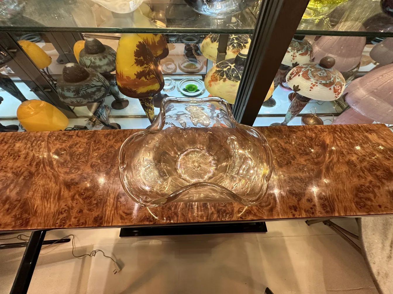 bella pezzo di vetro di murano con forme sinuose e morbide