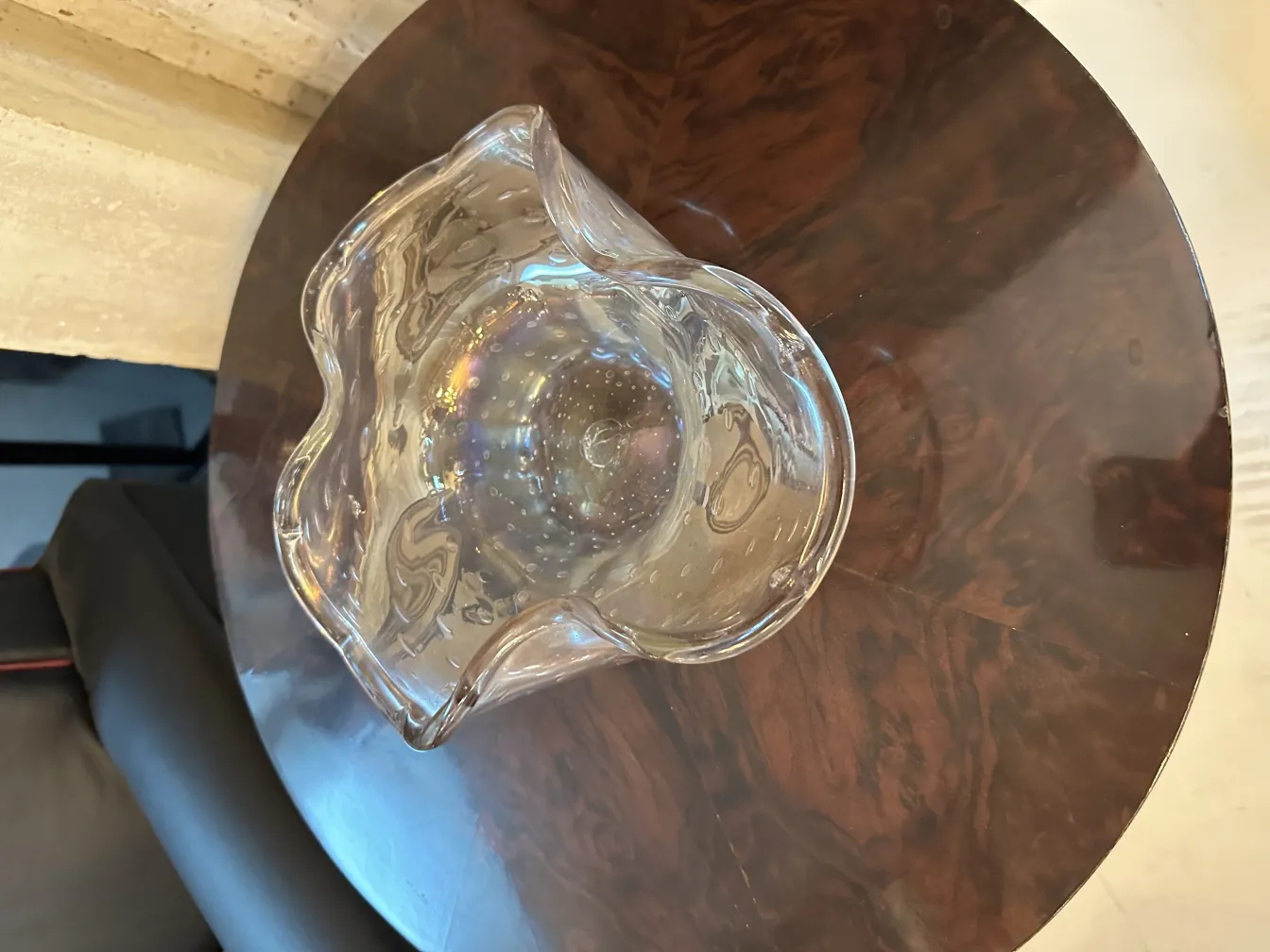 Schönes dekoratives Stück aus Murano-Glas mit wellenförmiger Form