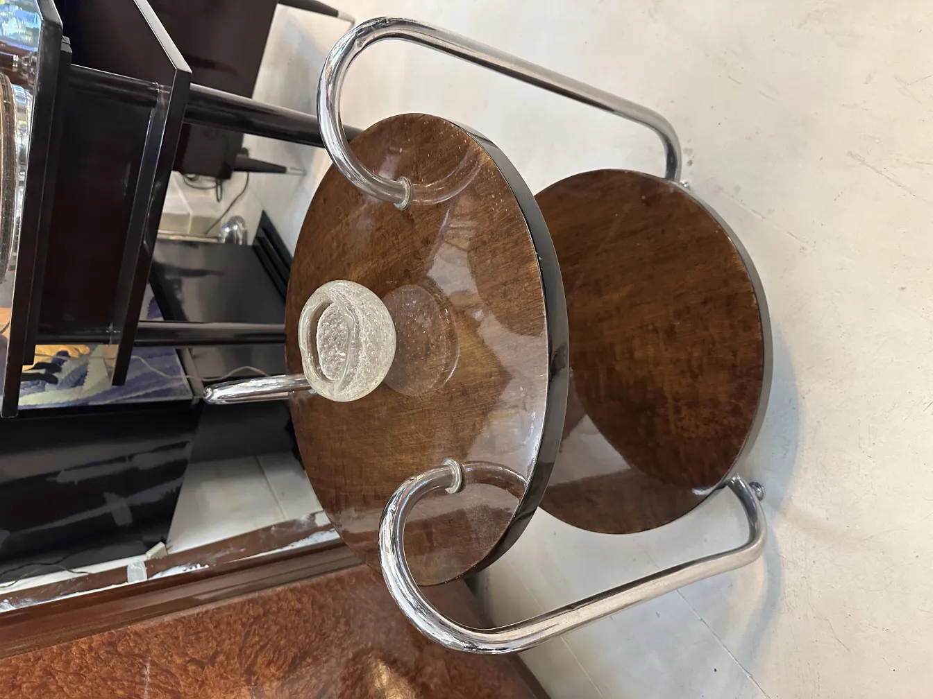 tavolo decorativo con antico vetro di murano e base curva