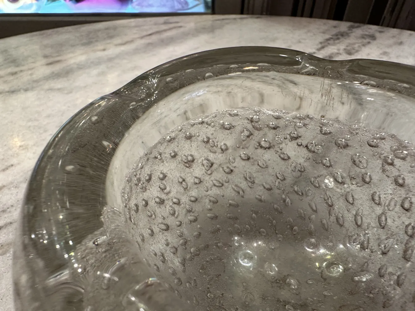 気泡のある古いムラノガラスボウル