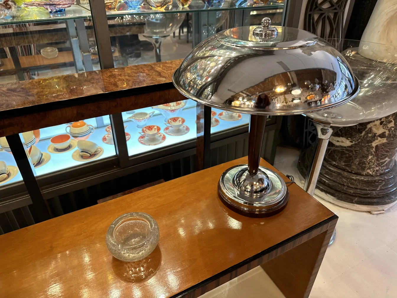 Vetro di Murano antico con luci brillanti e sfondo in porcellana.