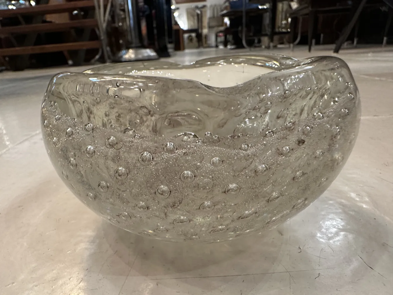 Bol de cristal de Murano avec des bulles, forme arrondie, dans un environnement ancien.