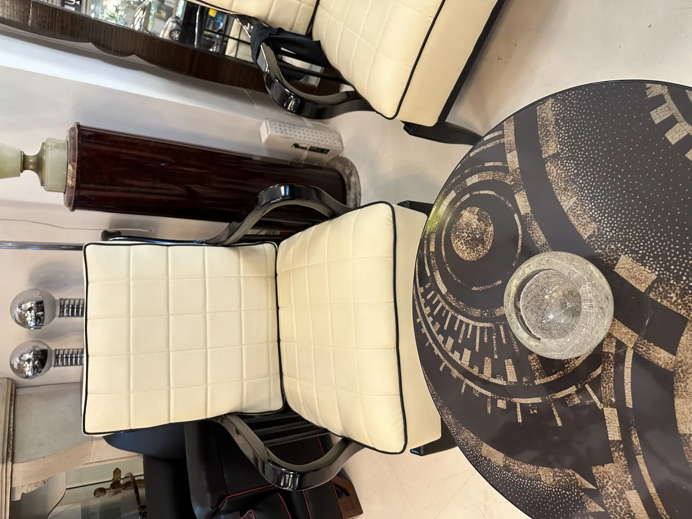 conjunto de jantar antigo com decorações elegantes