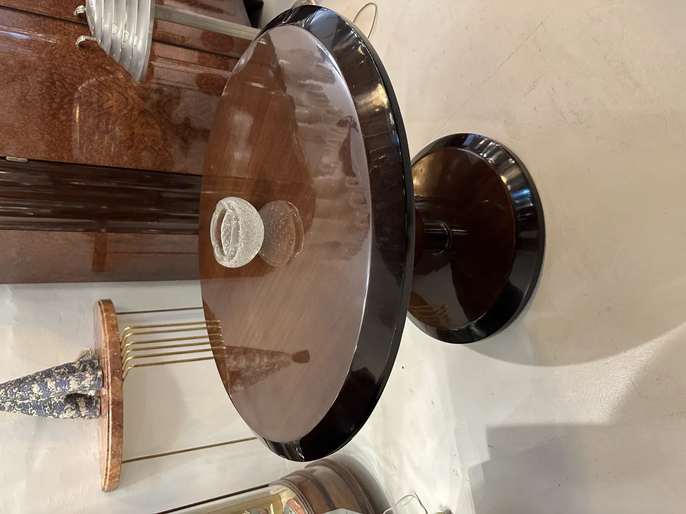 Table antique avec surface brillante et vase décoratif au centre