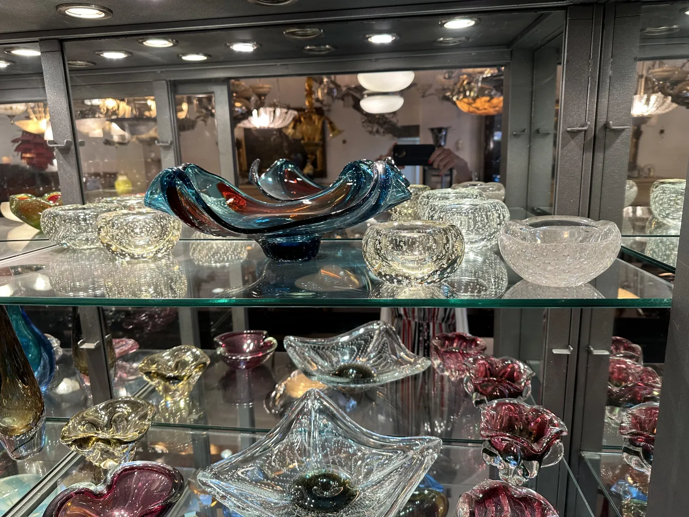 objet décoratif ancien en cristal de Murano sur étagère