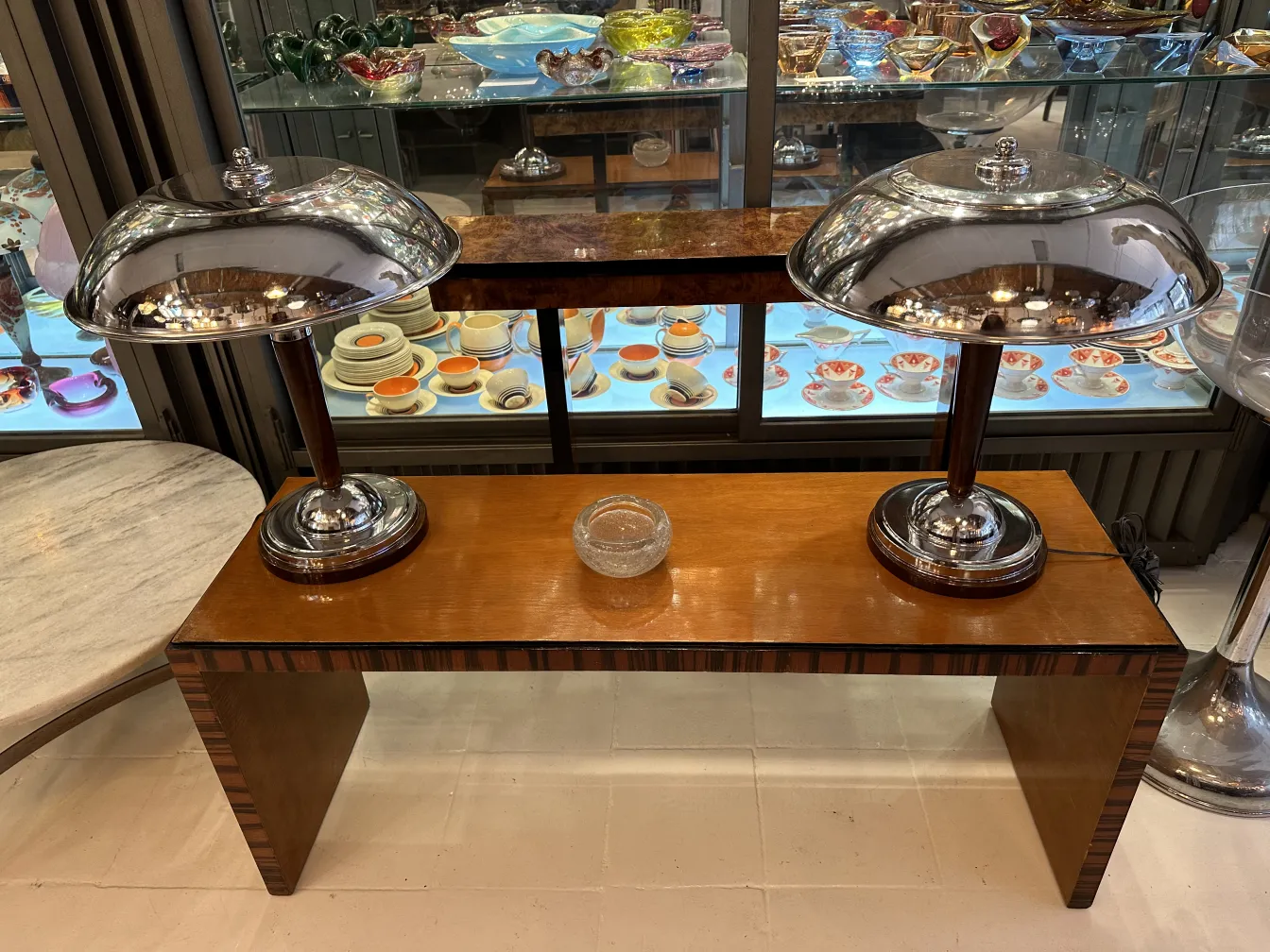 两盏古老的灯具在时尚的木桌上，展示出优雅的氛围