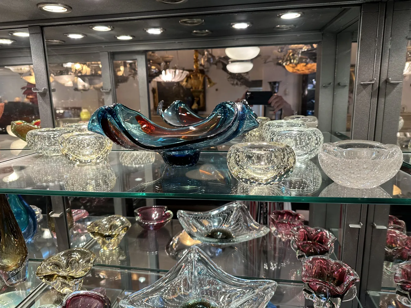 antikes murano-glas mit lebhaften Farben und eleganten Formen, umgeben von anderen dekorativen antiken Gegenständen