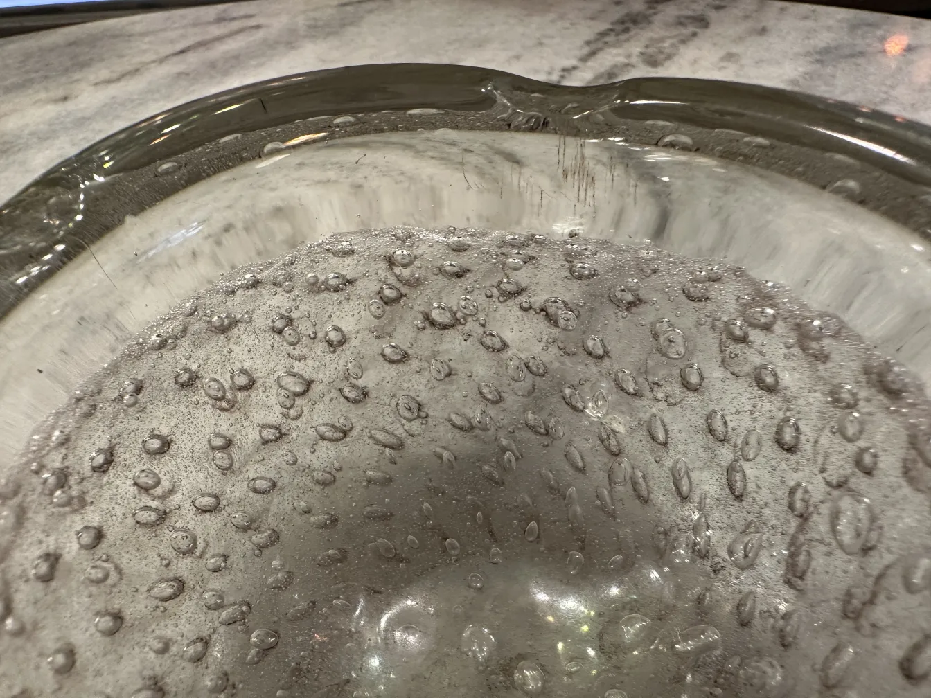 un ancien cristal de murano avec des bulles décoratives