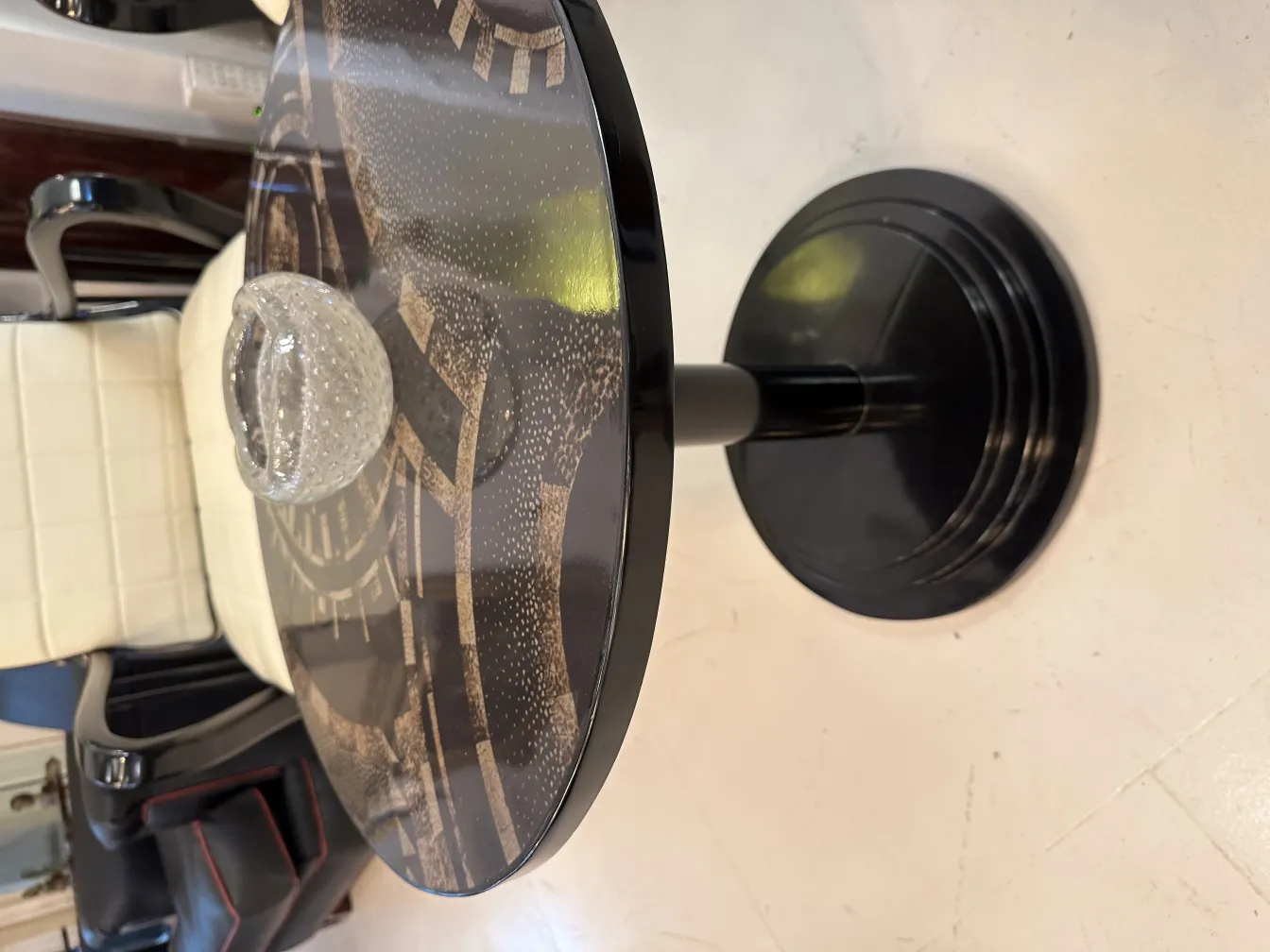 Античное муранское стекло круглой формы с элегантным дизайном на столе.