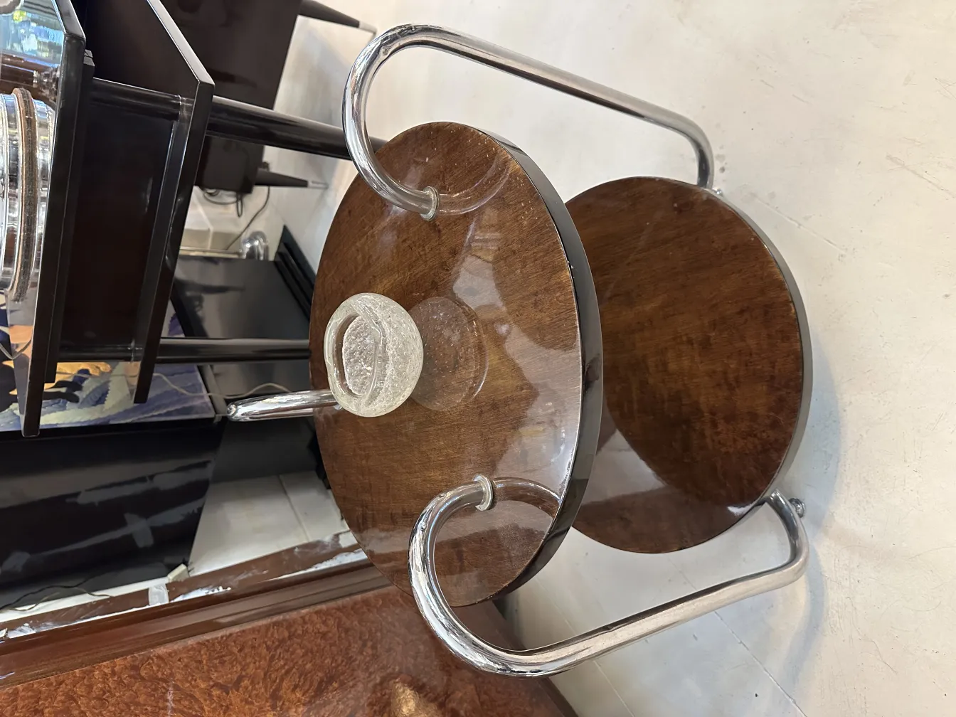 tavolo antico con vetro di murano chiaro, design elegante