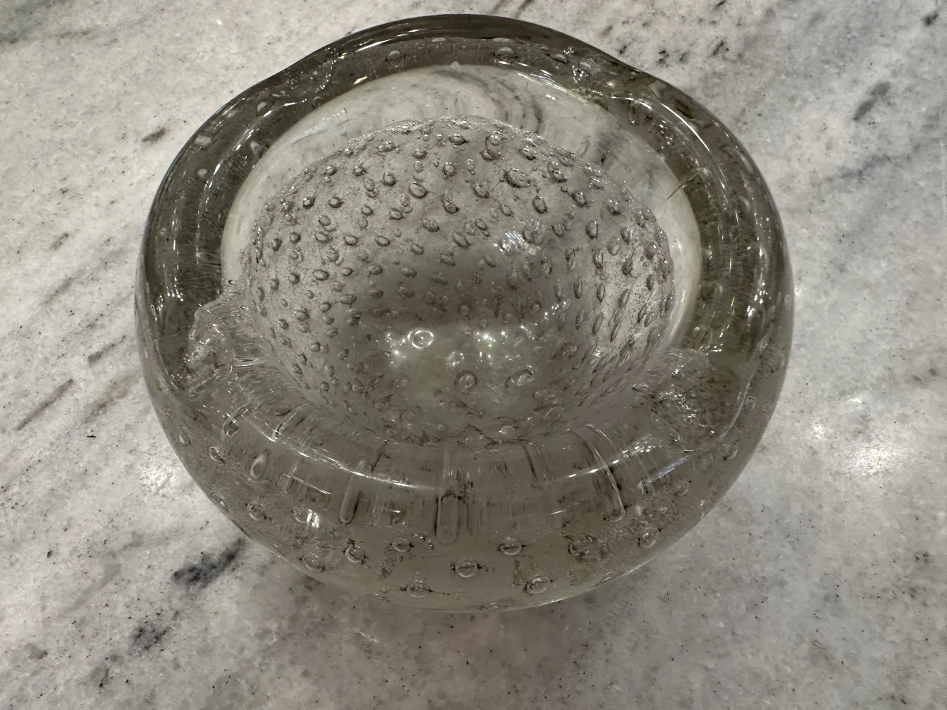 Antico vetro di Murano con bolle che riflettono la luce