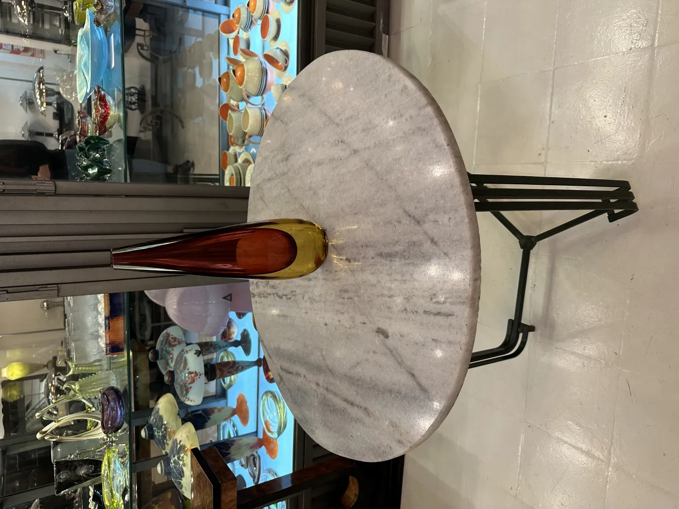 vase ambre et or sur une table en marbre