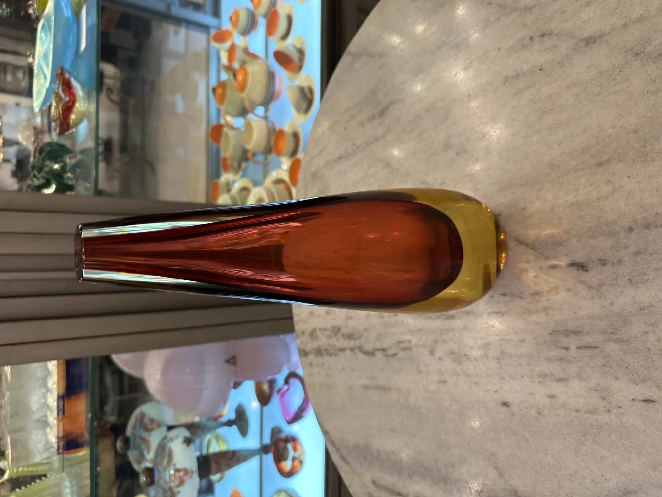 vase decorativo di forma elegante con tonalità ambra e gialla