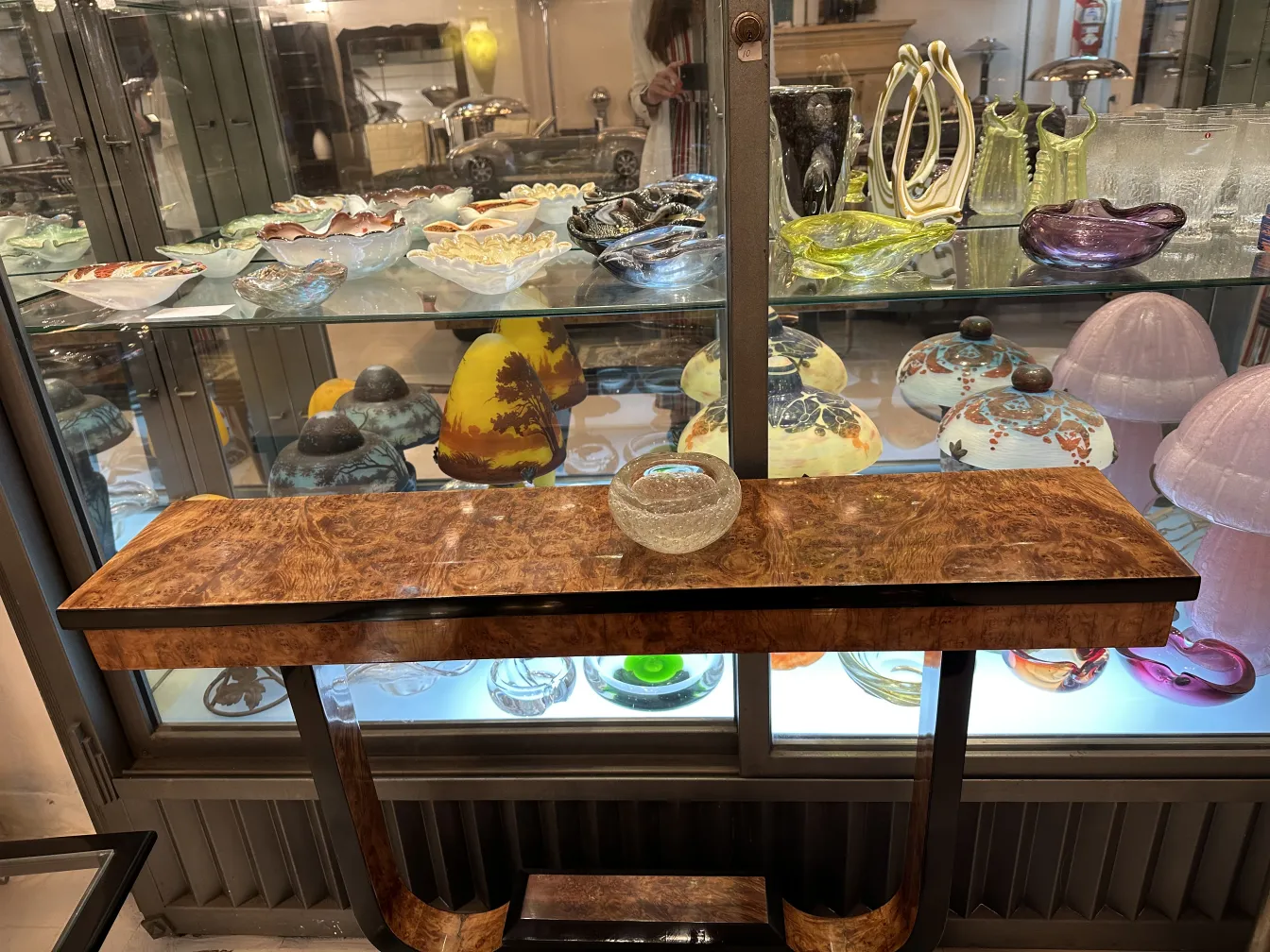 ancien cristal de murano avec des détails décoratifs colorés