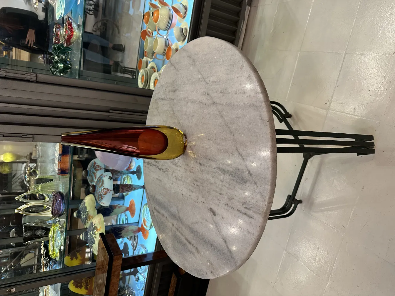 antike vase aus murano glas auf einem marmortisch