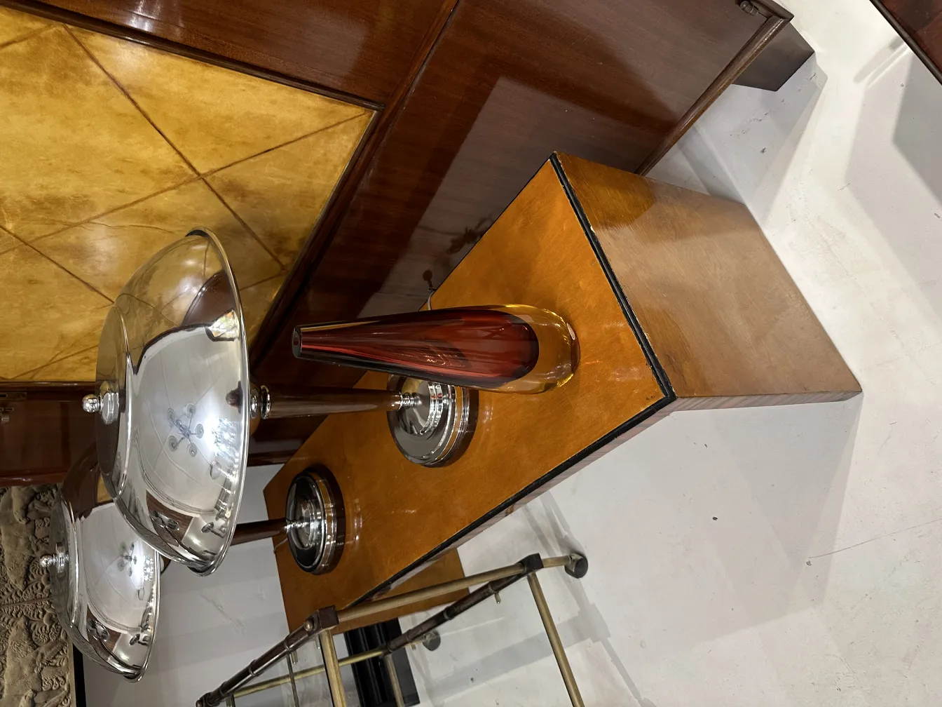 vase en cristal de murano avec des formes élégantes dans un cadre ancien