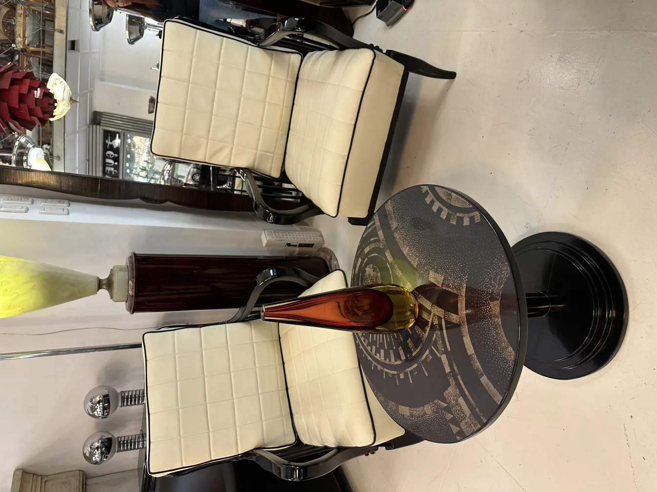 vase de cristal de murano em tons âmbar sobre mesa preta