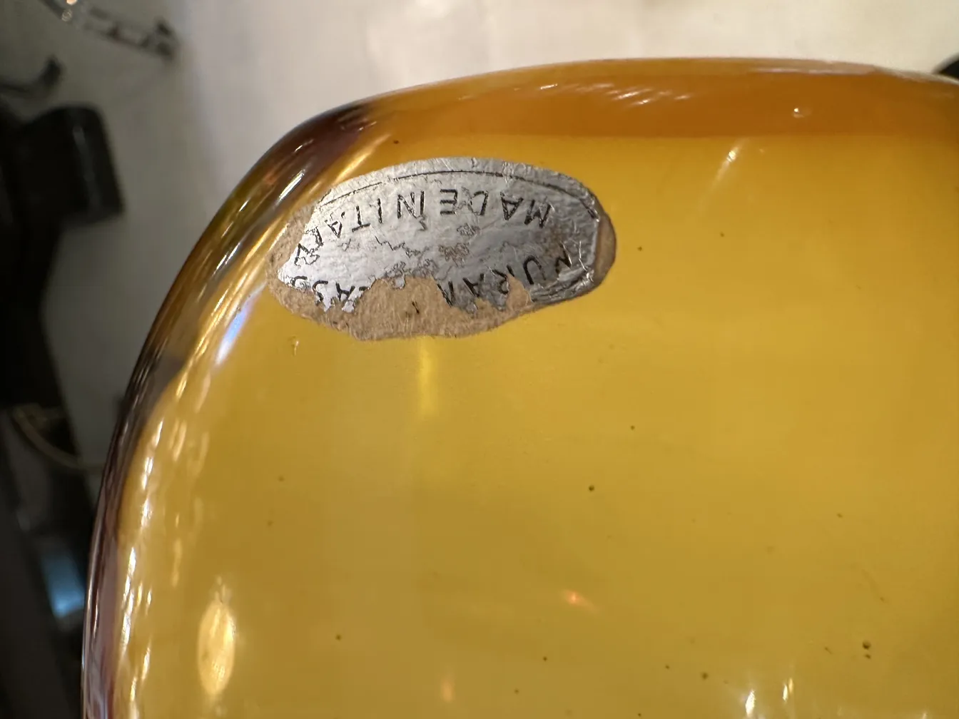 antikes murano-glas gelblich mit etikett