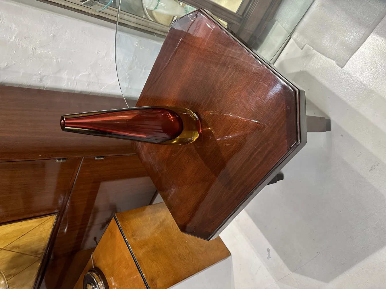 langgestreckte vase aus murano-glas in bernsteinfarbtönen