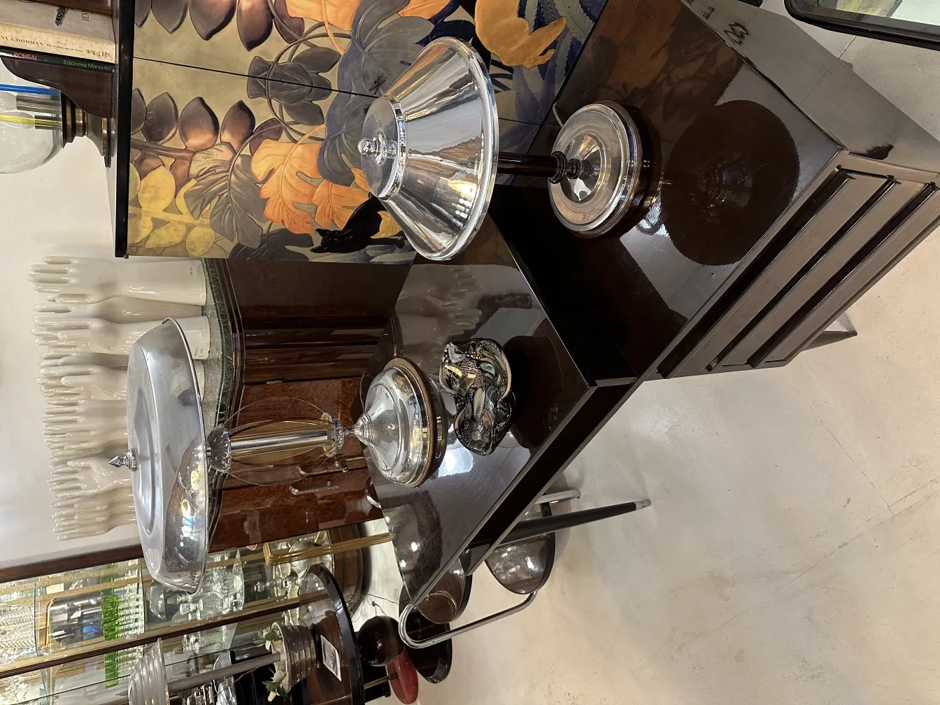 antica piega in vetro di Murano con forme eleganti su un tavolo