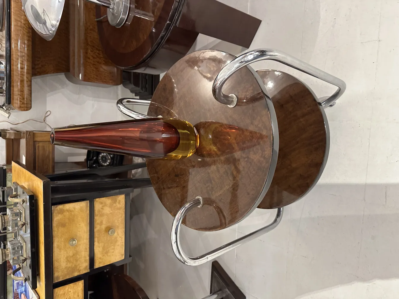 florero antiguo de cristal de murano en color ámbar sobre mesa