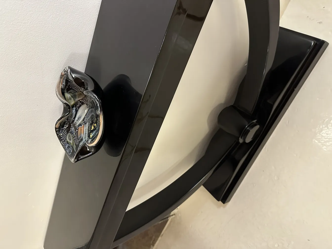 античное муранское стекло с волнистой формой и тонкими цветами