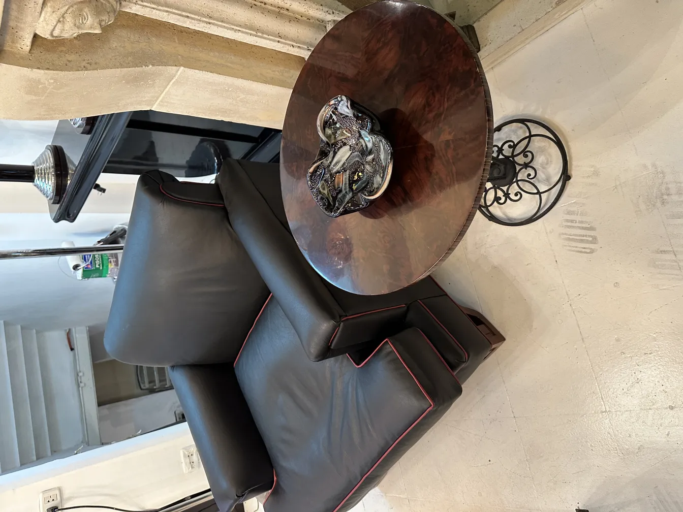 antico vetro di murano decorativo con colori vivaci su un tavolo rotondo