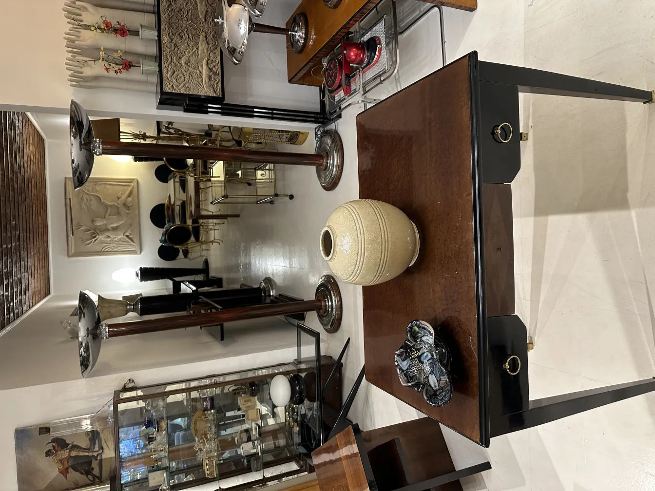 Antiquariato decorativo in vetro di Murano in un ambiente elegante, con dettagli colorati e forme uniche.