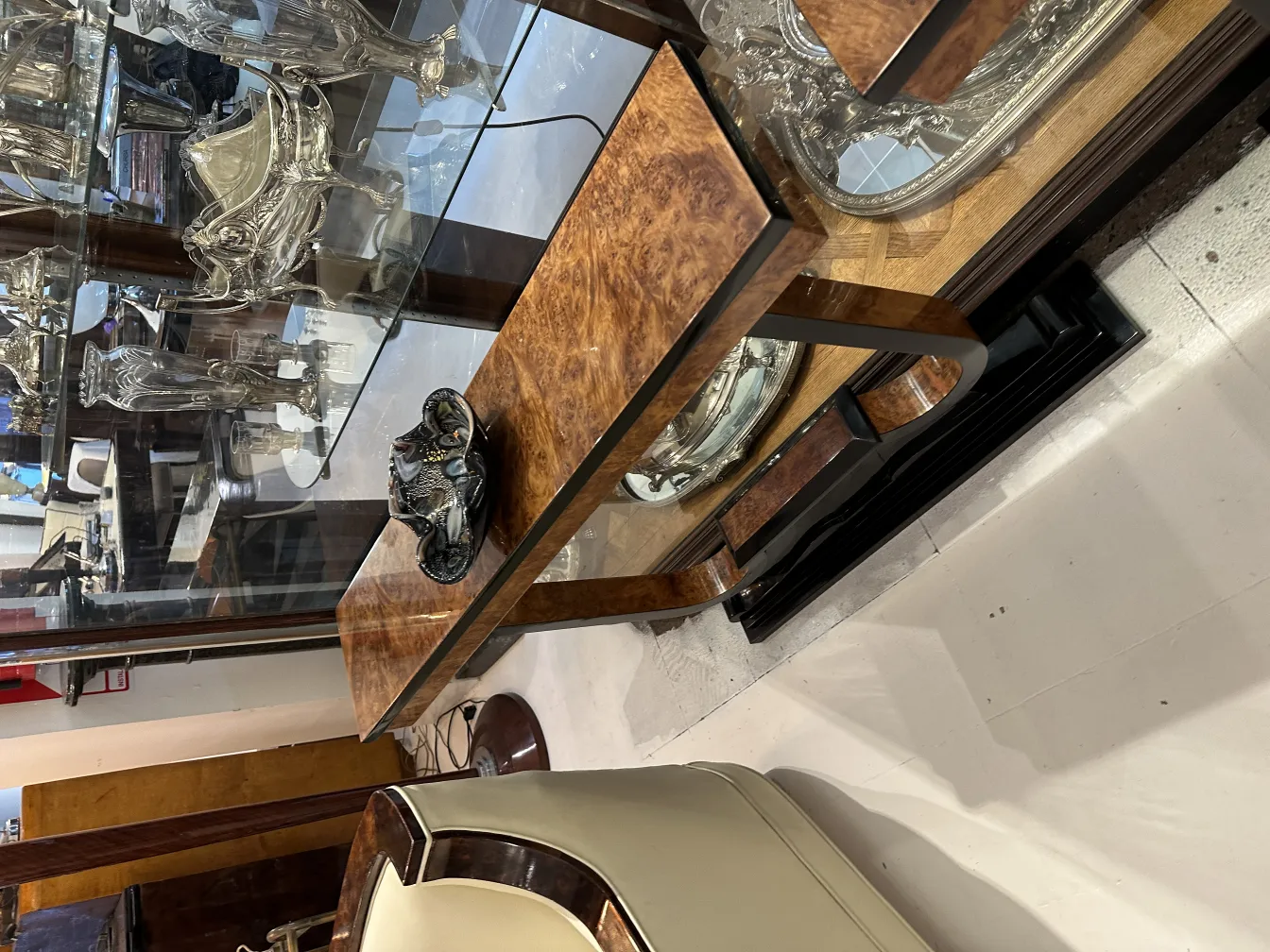 antike murano-glas dekoration mit dunklen farbtönen und eleganten formen