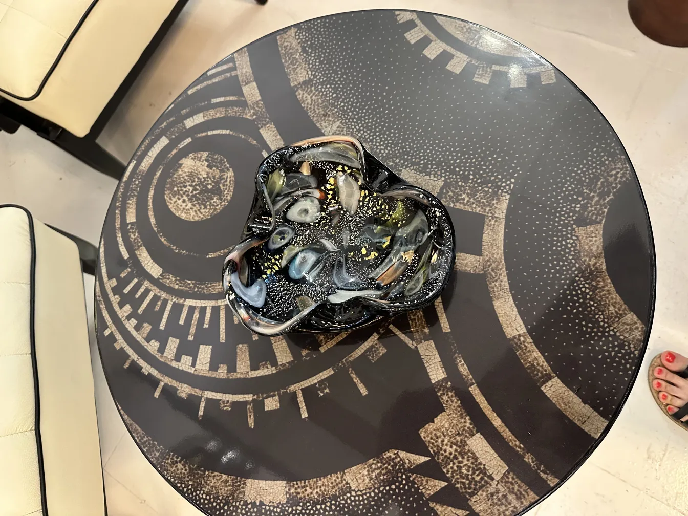 زجاج مورانو القديم مع أشكال منحنية وملونة