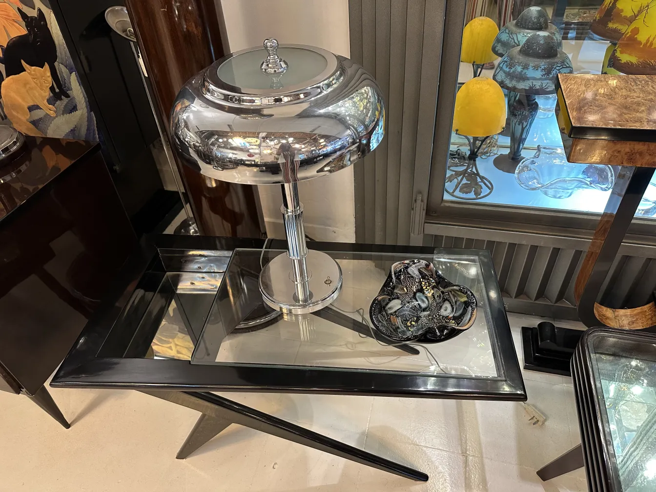 peça decorativa antiga de cristal de murano em um ambiente elegante