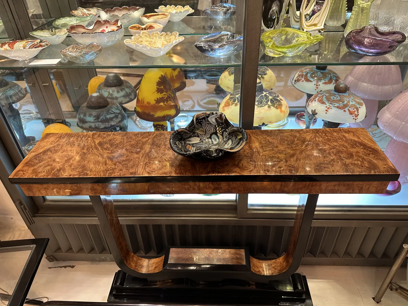 고대 환경의 다채로운 무라노 유리 그릇