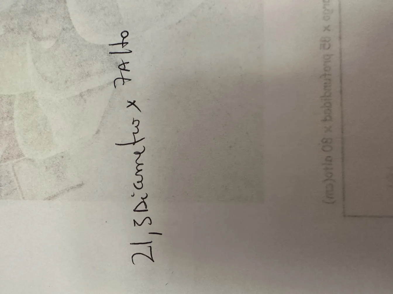 Cristal de Murano ancien décoratif aux tons doux et aux formes élégantes, entouré d'un environnement chaleureux.
