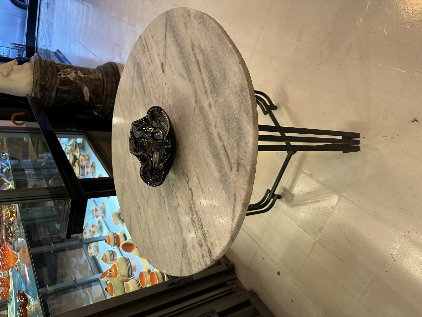 peça decorativa antiga de cristal de murano em mesa