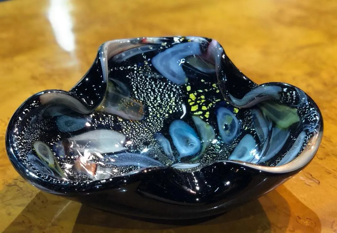 tigela decorativa antiga em cores escuras com formas orgânicas