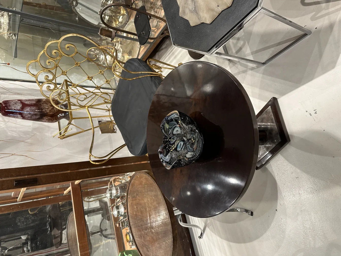 cristal de murano con detalles en azul y dorado en entorno antiguo