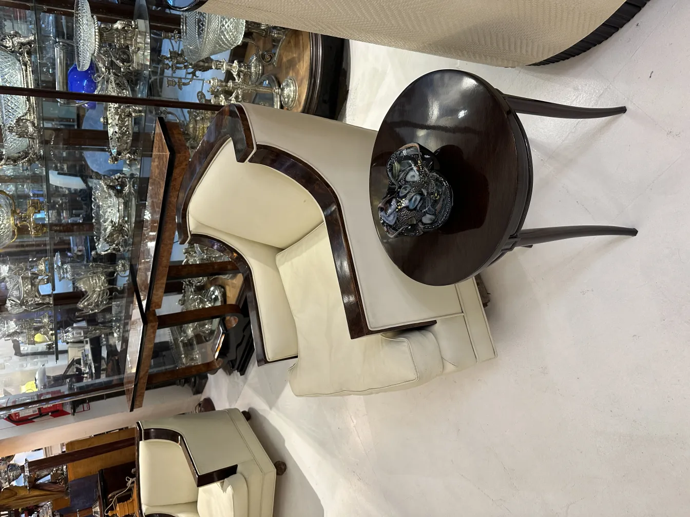 Cristal de Murano ancien sur une table ronde sombre