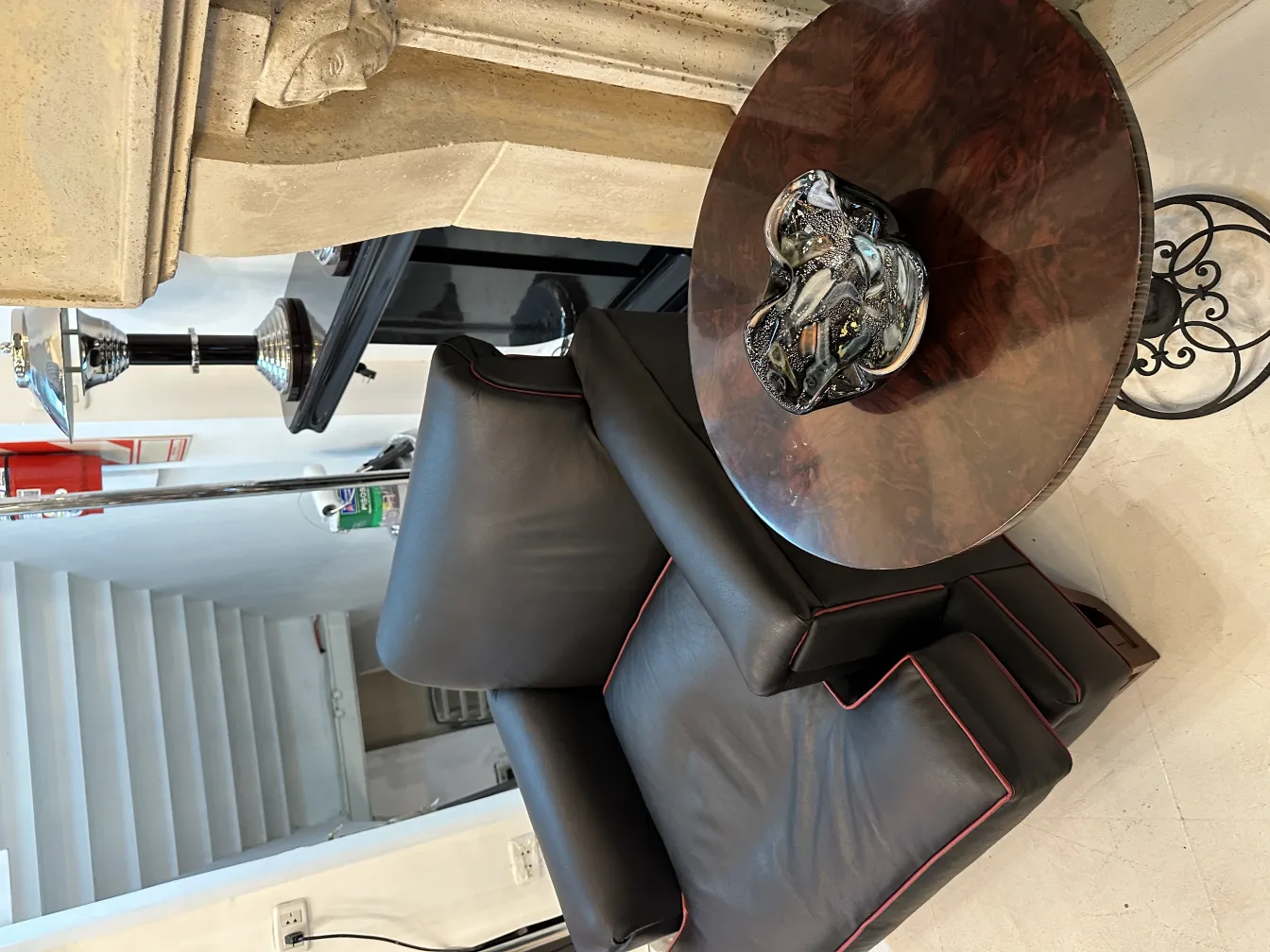 زجاج مورانو الزخرفي على طاولة أنيقة