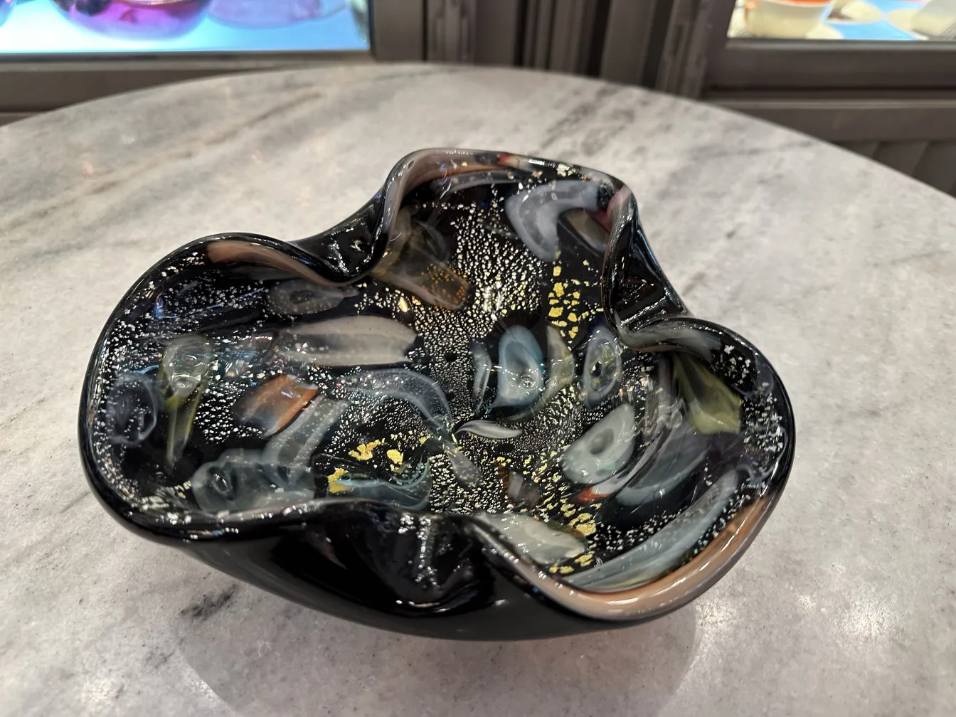 Cuenco decorativo de cristal de murano en tonos oscuros, elegante diseño curvado.