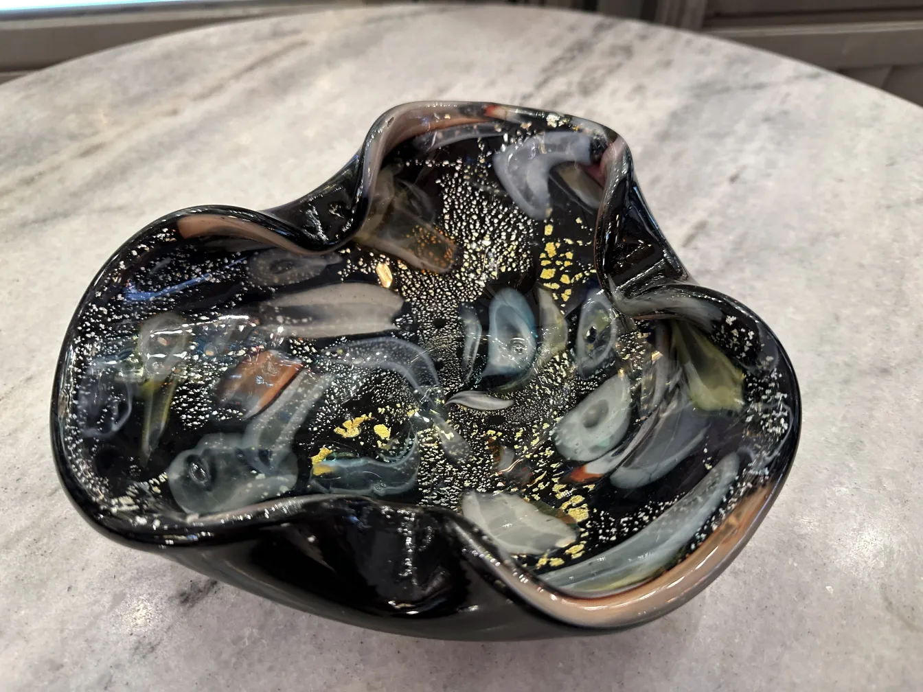 bowl decorativa de cristal de murano con forma curvada y colores oscuros