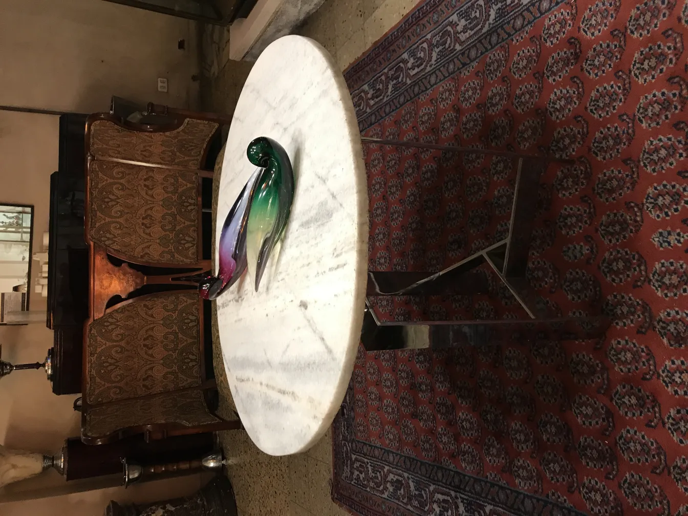 elegantes, farbenfrohes murano-glas auf dem tisch