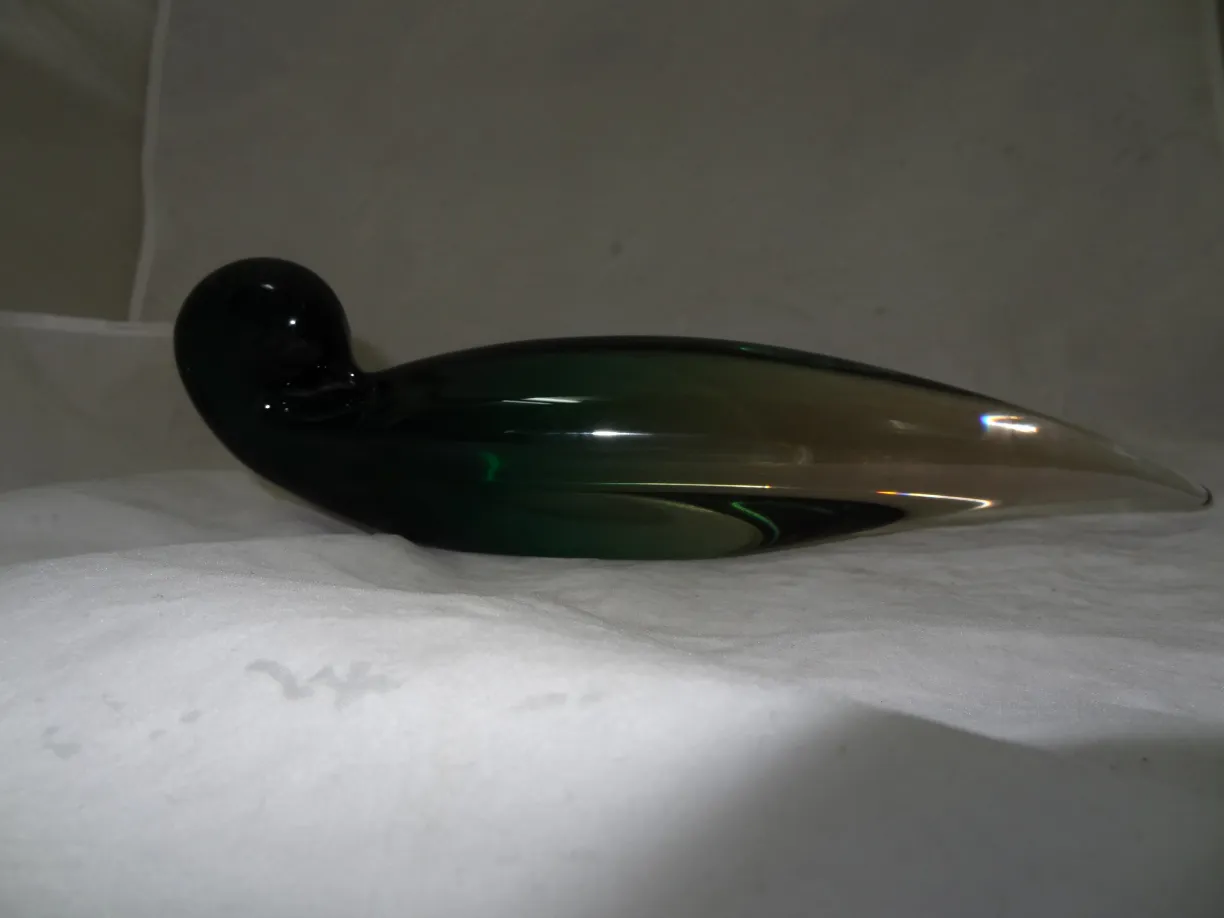 Antiguo cristal de Murano con forma estilizada y verde