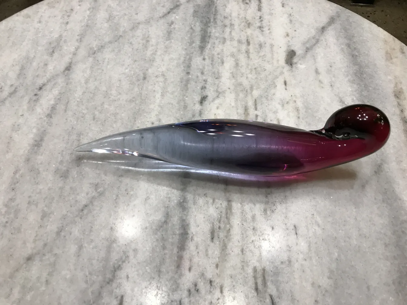 Scultura antica in vetro di Murano con tonalità rosse e blu.