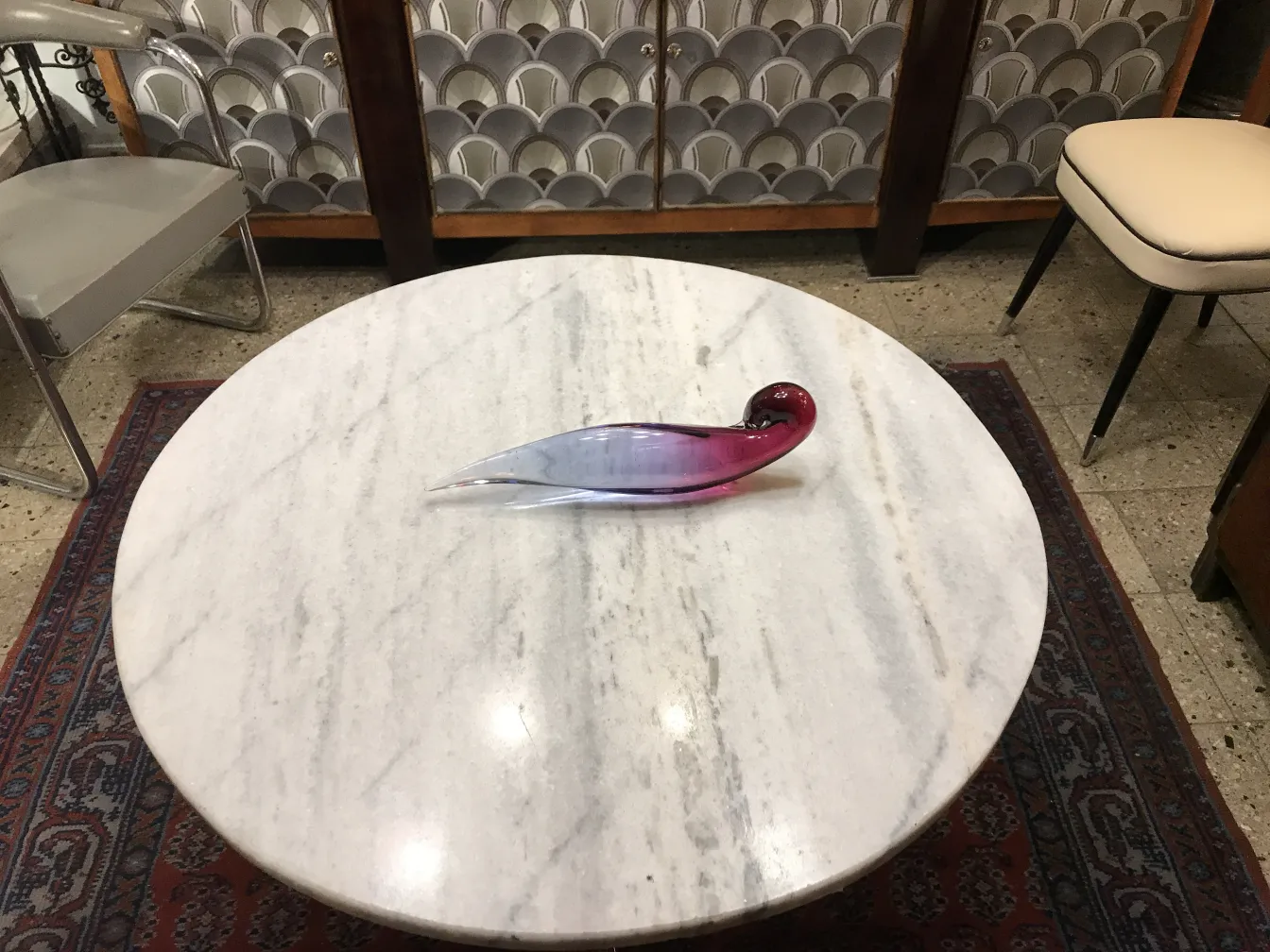 cristal de murano en forme élégante et couleurs douces, sur une table en marbre, décoration ancienne