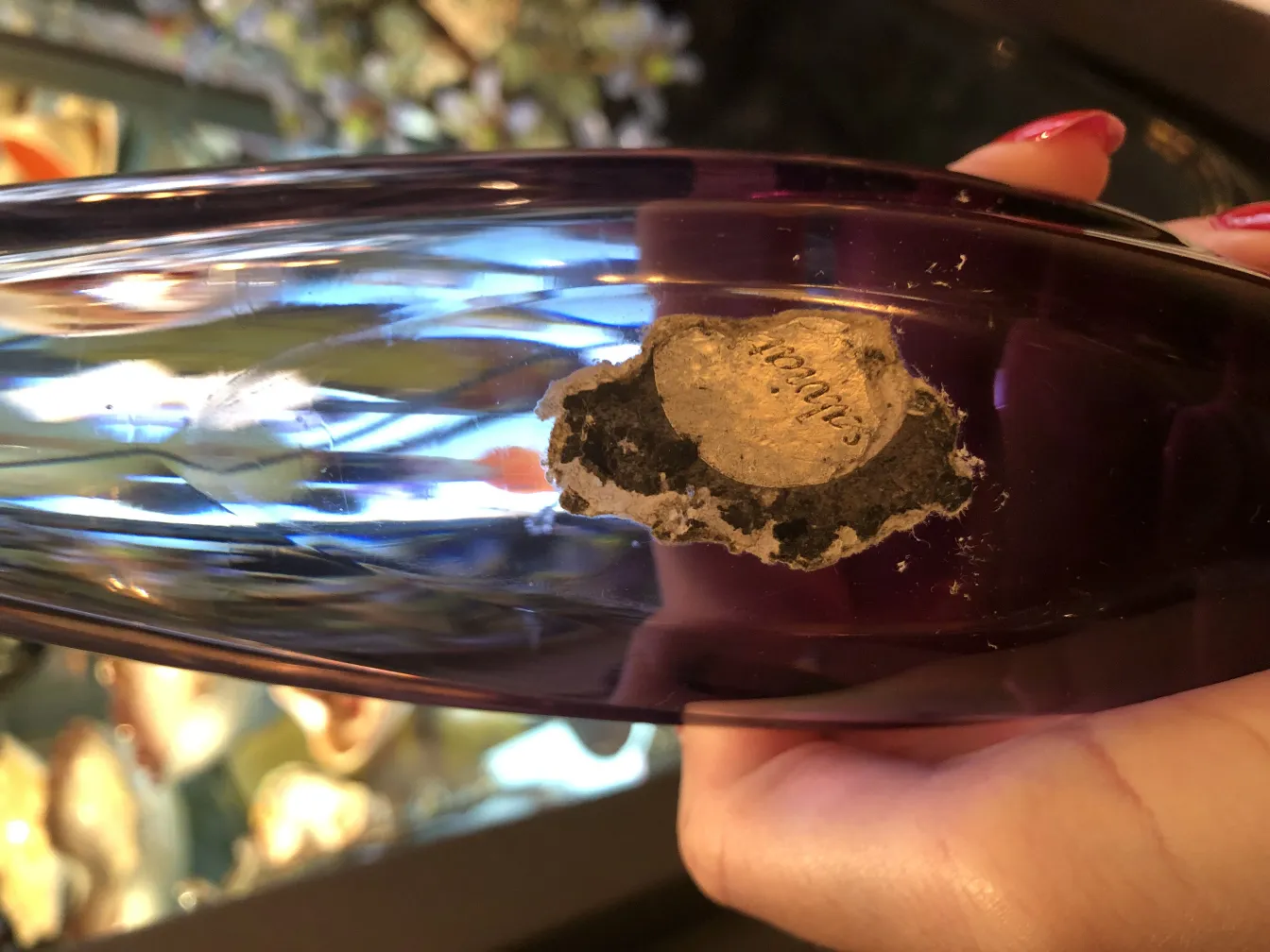 优雅的古老穆拉诺玻璃，带有磨损标签，背景色彩斑斓