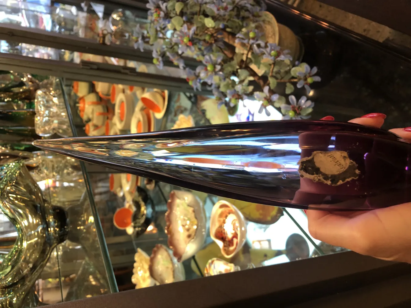 elegante vetro di Murano allungato in contesto antico