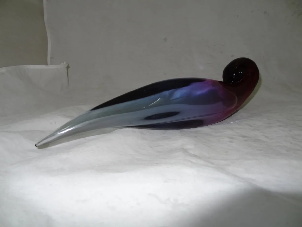 파란색과 보라색의 장식용 무라노 유리