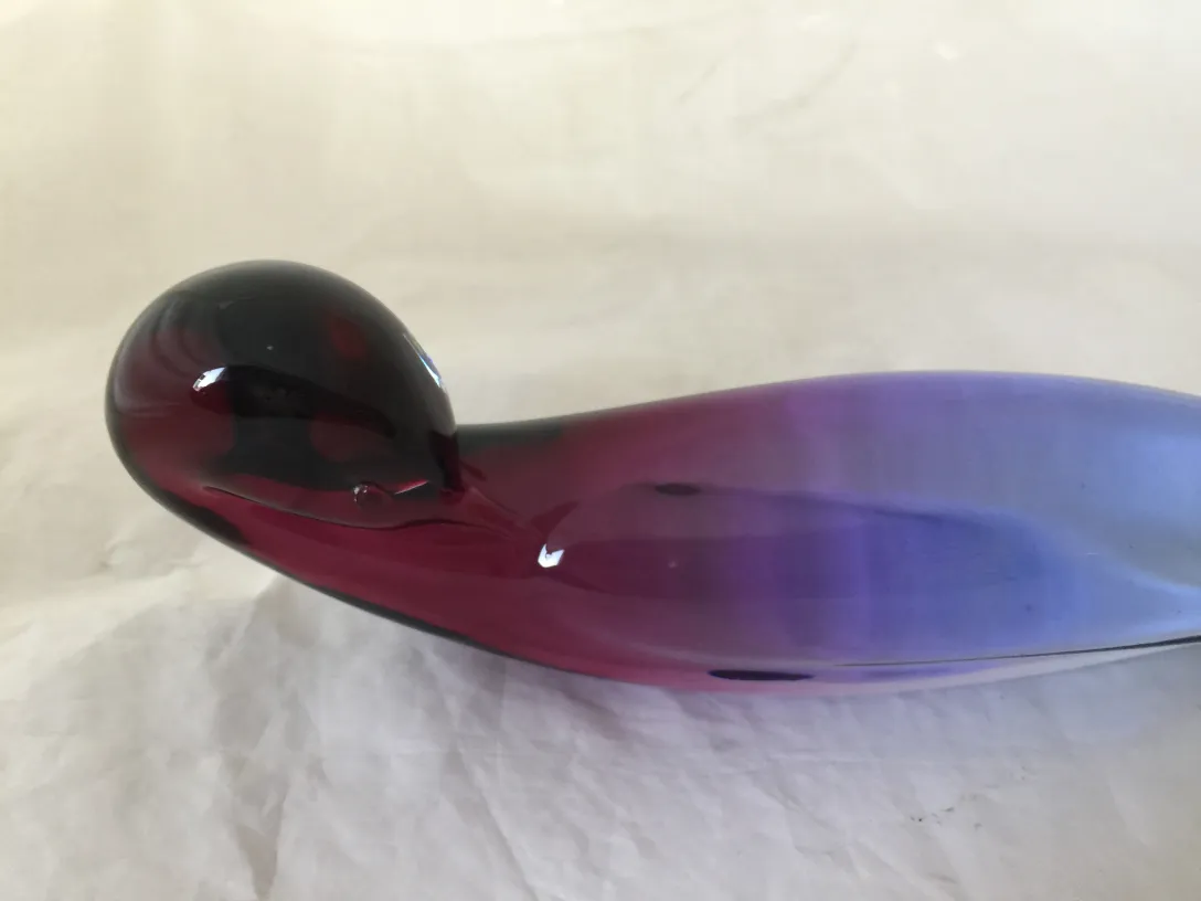 antiga figura decorativa em tons de roxo e azul