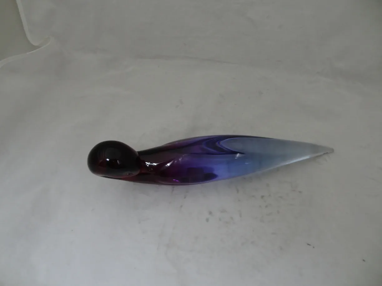 escultura de cristal de murano em tons de roxo e azul com forma aerodinâmica