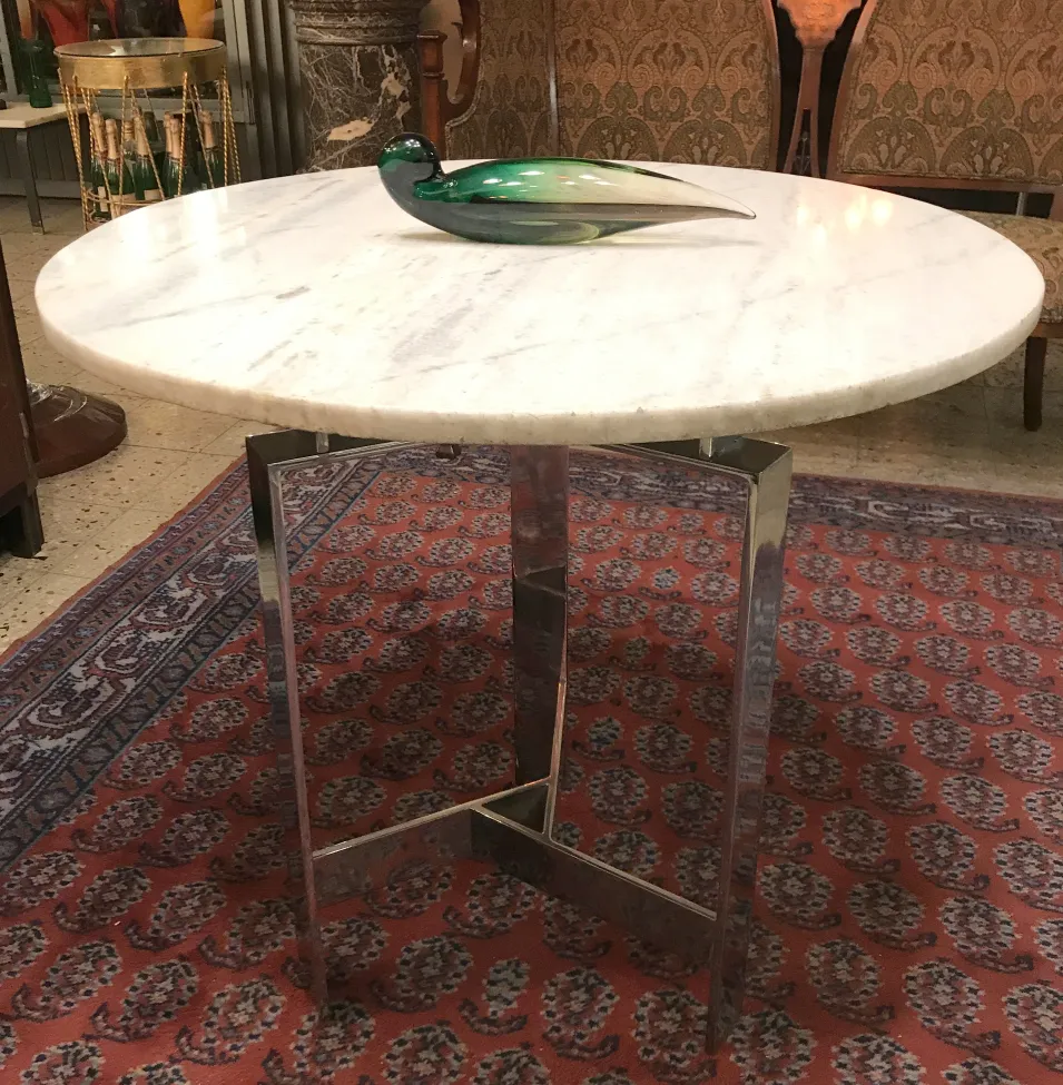 antico vetro di murano decorativo su un tavolo bianco